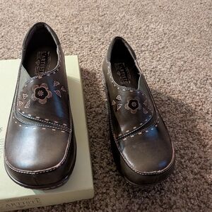 L'ARTISTE Dark Brown Floral Mules